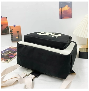 Détail de la poche avant du sac à dos avec imprimé 90 et lettrage fashion tendance