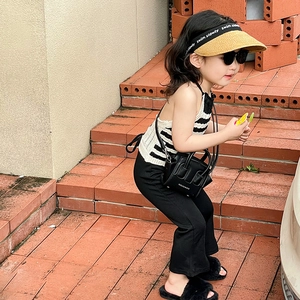 Completo estivo alla moda per bambine con top a fascia, pantaloni a zampa e cappello di paglia