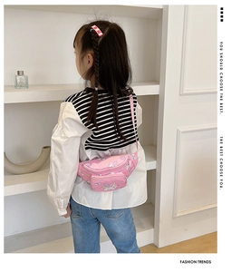 Vue arrière du sac banane licorne rose pour filles avec sangle réglable en décor lifestyle
