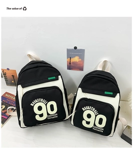 Détail de sacs à dos en toile en deux tailles avec imprimé basketball et étiquettes