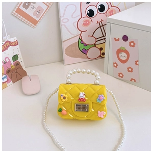 Détails du sac matelassé jaune en silicone avec anses en perles et charms mignons
