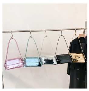 Detailansicht hängender Handtaschen in Macaron-Farben mit glänzendem Metallic-Finish