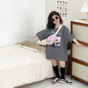 Kinder Brusttasche mit rosa Hasenmotiv und grauem Oversize T-Shirt mit Print