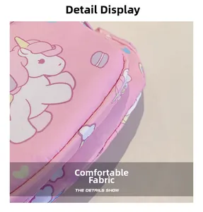Gros plan sur le motif licorne mignon et le tissu rose doux du sac pour enfant