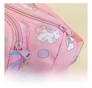 Détail macro d'une fermeture éclair rose sur un sac de poitrine imprimé licorne mignon