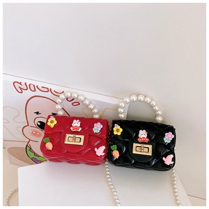 Détail du sac enfant en silicone avec poignée en perles et breloque lapin de dessin animé