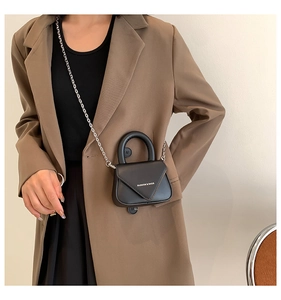 Schicke schwarze Mini-Umhängetasche mit Silberkette und Fashion & Bags Schriftzug