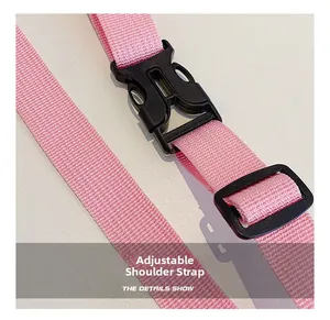 Détail de la bandoulière réglable en nylon rose avec boucle noire pour sac de poitrine fille