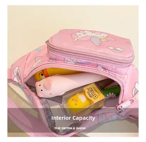 Intérieur spacieux de la sacoche rose licorne pour enfant avec rangement pour jouets