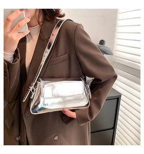 Silberne Baguette-Tasche in Metallic-Optik mit Glanzeffekt und verstellbarem Schultergurt