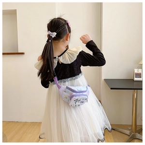 Détail d'un sac banane licorne violet avec dégradé porté par un enfant mannequin