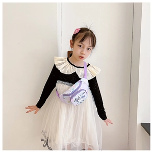 Gros plan sur un sac de poitrine licorne violette à pois porté par une petite fille