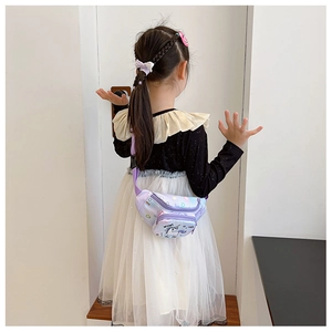 Détail d'un sac banane licorne violet avec bandoulière réglable porté par un enfant