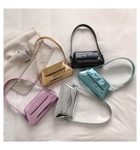 Kollektion von Baguette-Taschen aus Metallic-Lackleder in verschiedenen Bonbonfarben