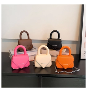 Detaillierte Nahaufnahme von fünf bunten Mini-Taschen aus PU-Leder mit V-Klappe und Kette