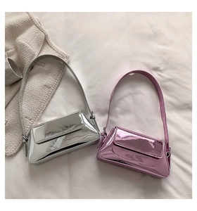 Detail von stylischen Baguette-Umhängetaschen in Silber und Pink mit Metallic-Effekt