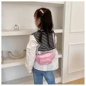Vue arrière d'un enfant portant une sacoche rose à motif licorne et sangle réglable