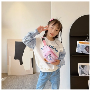 Détail du sac banane rose licorne avec sangle réglable et boucle robuste pour enfants