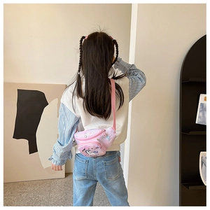 Vue arrière d'une fille portant un sac banane rose licorne avec bandoulière réglable et 'WOW!'
