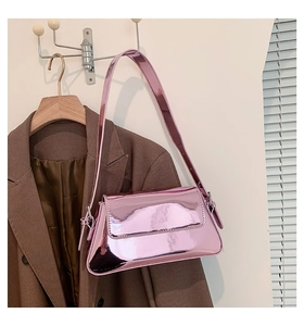 Detail der pinkfarbenen Schultertasche mit Metallic-Effekt auf neutralem Hintergrund