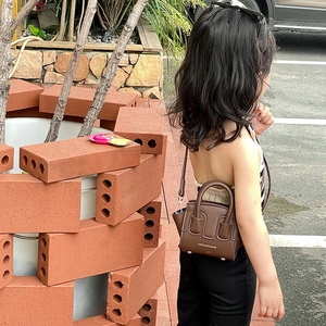 Mini borsa a mano marrone da bambina in ecopelle con tracolla regolabile per estate