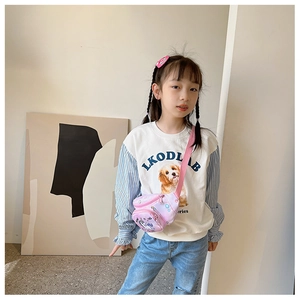 Fille portant une sacoche licorne rose avec jean bleu troué et sweat-shirt imprimé chic
