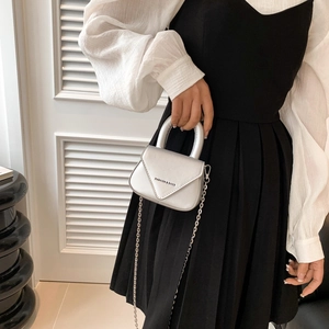 Schicke silberne Mini-Umhängetasche mit Kette und Griff für Damen im Retro-Stil