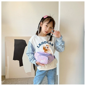 Détail de la sacoche licorne violette avec sangle réglable et poches zippées doubles