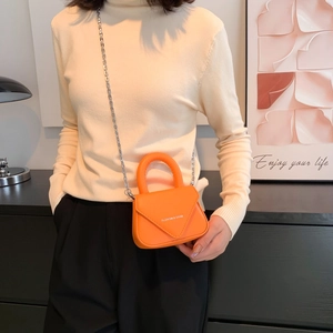 Orangefarbene Mini-Umhängetasche aus Leder mit Silberkette und schickem Handgriff