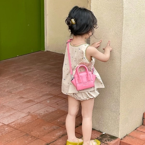 Mini borsa rosa da bambina con completo estivo floreale per ritratto alla moda