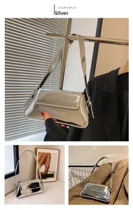 Details der silbernen Umhängetasche mit Spiegeleffekt, Klappverschluss und Metallic-Finish