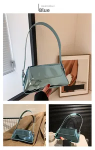 Detailansicht der metallic-blauen Baguette-Tasche mit glänzendem Magnetverschluss