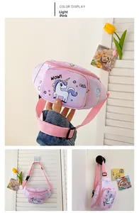 Détail du sac banane dégradé rose avec motif licorne et sangle réglable pour enfants