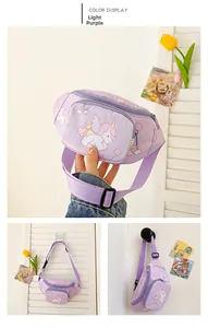 Détail du sac banane licorne violet clair avec bandoulière réglable et arcs-en-ciel