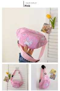 Détails de la sacoche rose pour enfants avec motifs licorne et sangle ajustable