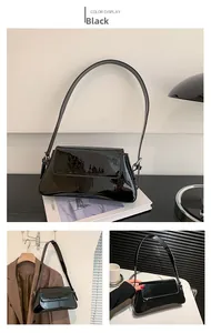 Detailansicht der schwarzen Lackleder-Schultertasche mit glänzendem Finish und Klappe