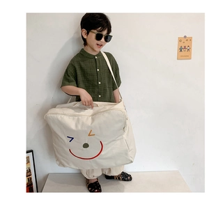 Gros plan du grand sac en toile pour enfants avec smiley coloré et bandoulière réglable