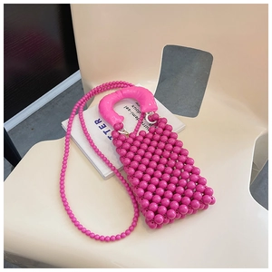 Dettaglio mini borsa in perline rosa fatta a mano con manico morbido e tracolla di perle