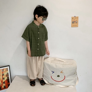 Ensemble enfant en coton et lin avec chemise verte et sac cabas blanc à sourire