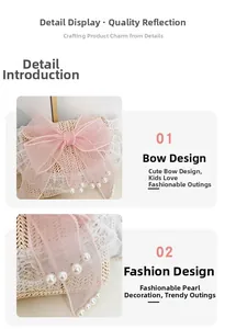 Detail van strooien tas met roze gaasstrik en witte parelversieringen voor zomer