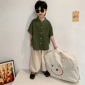 Ensemble chemise verte manches courtes et pantalon beige pour garçon avec sac smiley