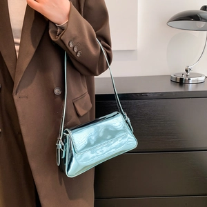 Hellblaue Schultertasche aus Lackleder mit Glanzeffekt und verstellbarem Gurt