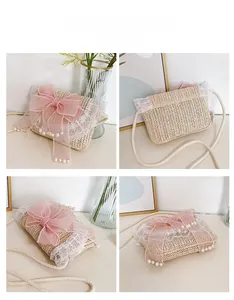 Detail van strooien tas met wit kant, roze strik en parelaccenten voor kids