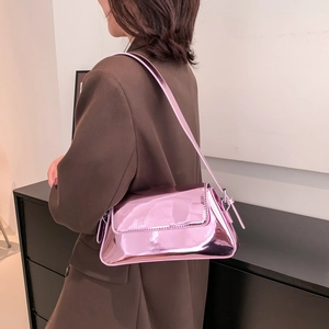 Rosafarbene Baguette-Schultertasche mit Metallic-Effekt am Modell getragen