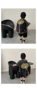 Détail d'un sac à dos pour enfant avec panneaux contrastés et sangles réglables robustes
