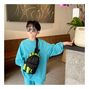 Schwarze Kinder-Brusttasche aus Nylon mit neongelbem FASHION-Aufdruck am Jungen