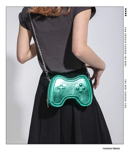 Detail der grünen Gamecontroller-Umhängetasche mit Silberkette und Metallic-Finish