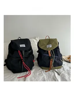 Détail de sacs à dos de maternelle fonctionnels en noir et bleu marine de style outdoor