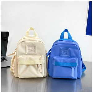 Détails des mini sacs à dos en nylon beige et bleu avec broderie GIRL CATS