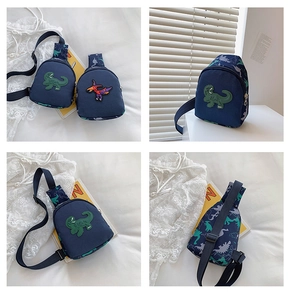Vues détaillées du sac de poitrine enfant en toile marine avec broderie dinosaure et motifs